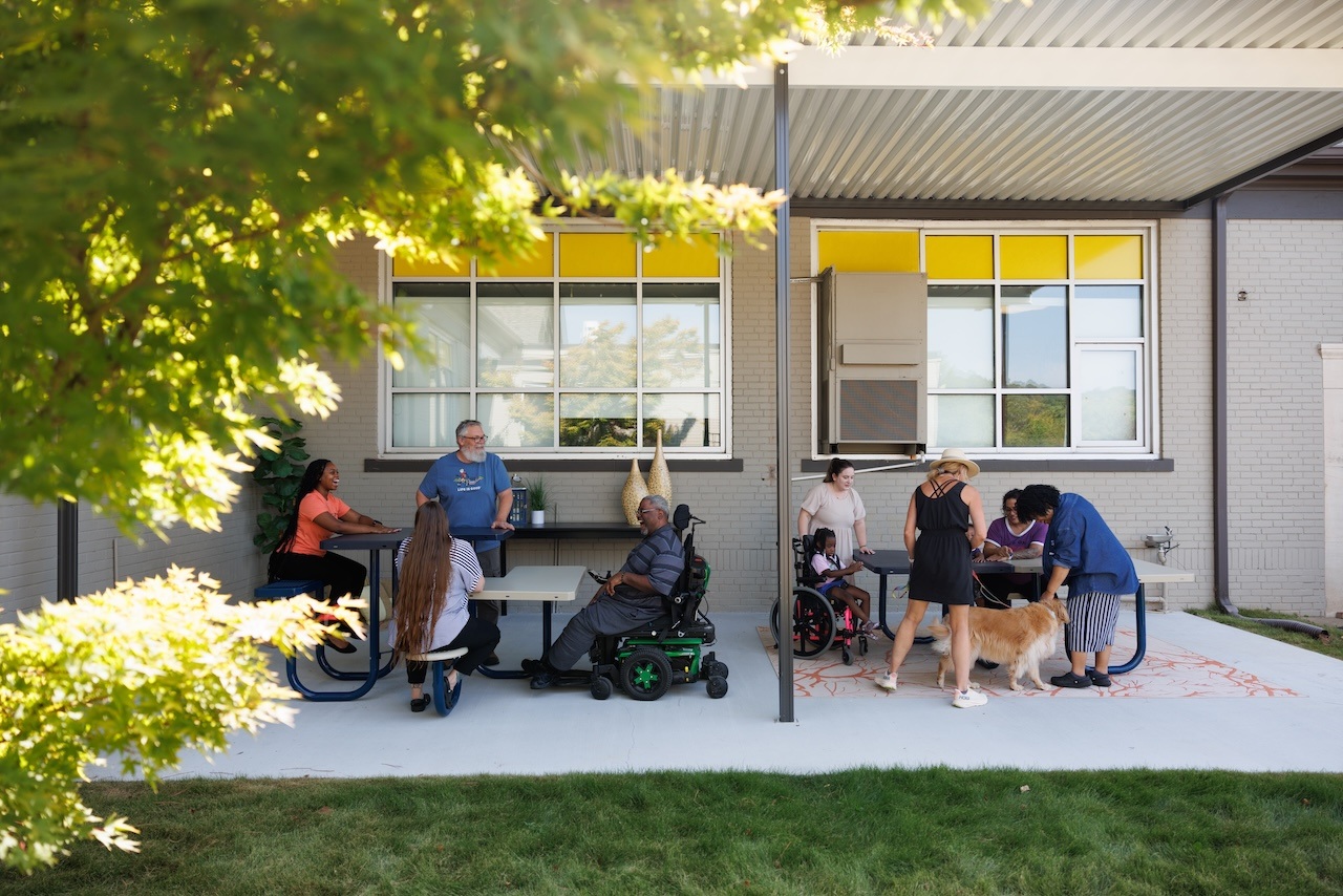 people sit at UltraSite's Connection Series tables